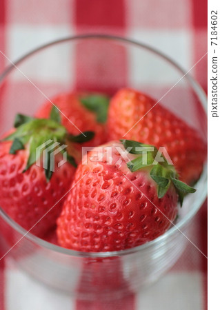 玻璃杯中的新鮮草莓 7184602