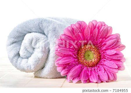 Spa background with towel and gerbera Spa background with towel and gerbera 7184955