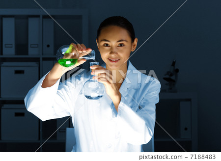 Young chemist working in laboratory 7188483