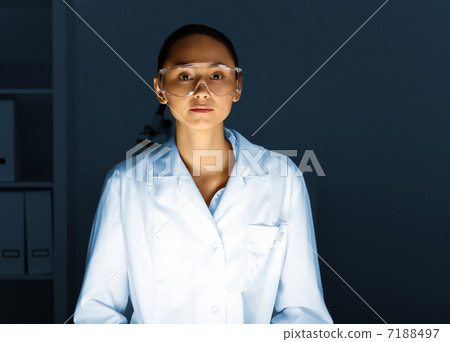 Young chemist working in laboratory 7188497
