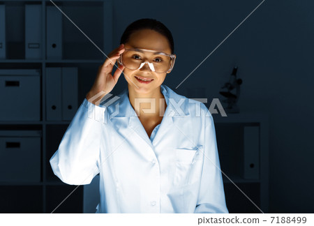 Young chemist working in laboratory 7188499
