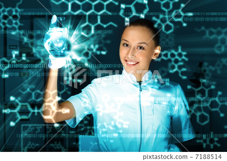 Young chemist working in laboratory 7188514