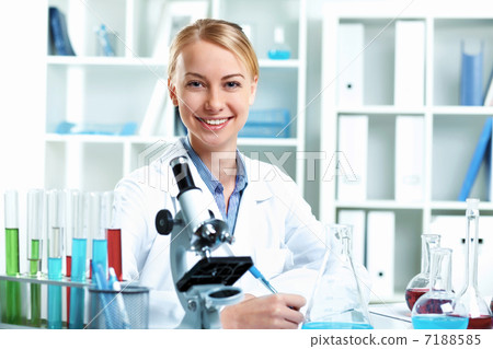 Young scientist working in laboratory 7188585
