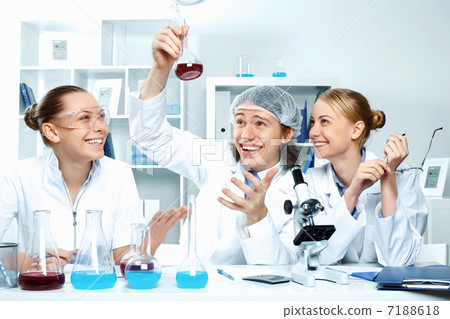 Young scientists working in laboratory 7188618