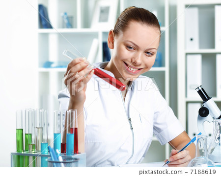 Young scientist working in laboratory 7188619
