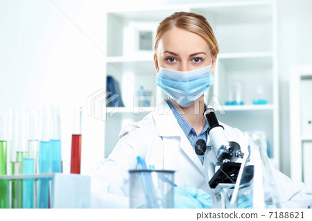 Young scientist working in laboratory 7188621