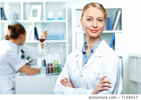 Young scientists working in laboratory 7188623