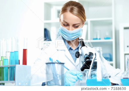 Young scientist working in laboratory 7188630