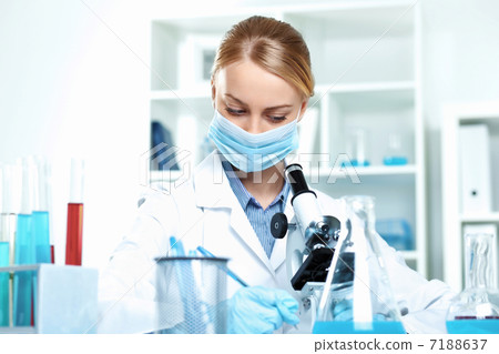 Young scientist working in laboratory 7188637