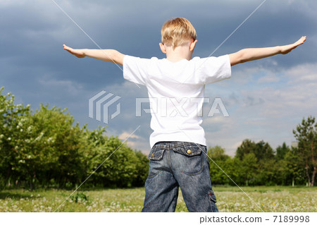 litlle boy outdoors 7189998