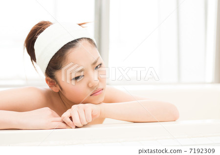 女人患有沐浴 女人患有沐浴 7192309