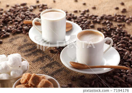 Cappuccino and cubes sugar Cappuccino and cubes sugar 7194176