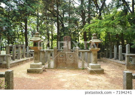 Tomb of Tennozan 17 Martyrs 7194241