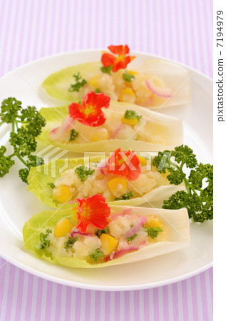 在苦苣生茯的土豆沙拉 在苦苣生茯的土豆沙拉 7194979