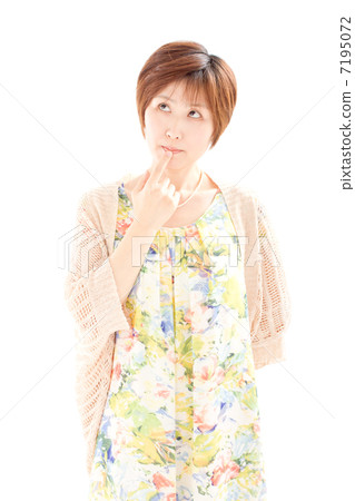 一個女人穿著一件衣服認為用她的雙手在她的下巴上的東西 一個女人穿著一件衣服認為用她的雙手在她的下巴上的東西 7195072