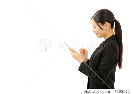 使用片劑的女商人 7195611