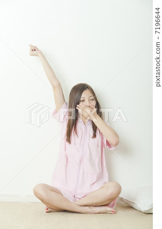 放鬆在屋子裡的婦女 7196644