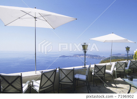 Cafe overlooking the sea 7196902