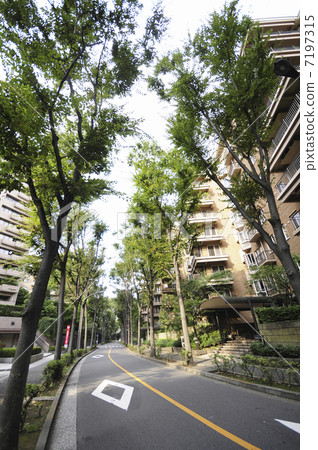 Hiroo Garden Hills' s sidewalks 7197315
