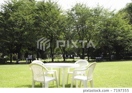 白色桌子在庭院裡 白色桌子在庭院裡 7197355