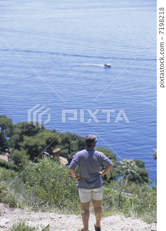 Men watching the sea 7198218