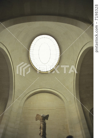 耐克雕像和天窗 7198328