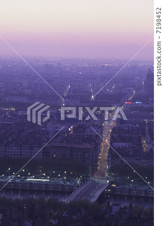 From Louvreire Platz to Lyon City 7198452