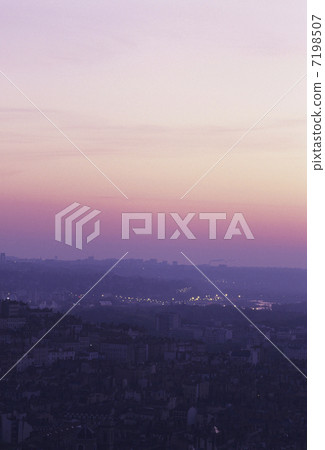 From Louvreire Platz to Lyon City 7198507