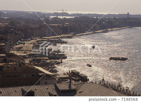 The port of Venezia 7198568