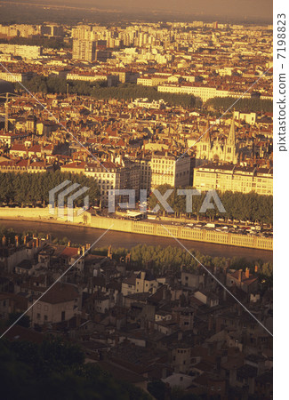 From Louvreire Platz to Lyon City 7198823