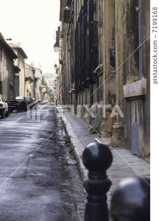 A back street apartment A back street apartment 7199168