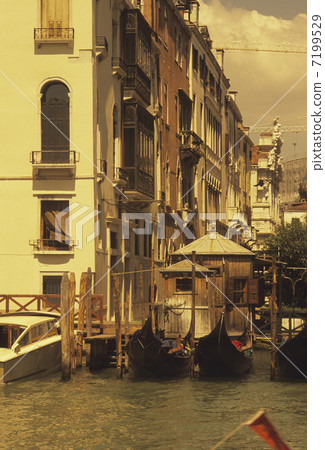 Gondola and apartment 7199529