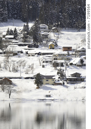 Lakeside in winter Lakeside in winter 7199564