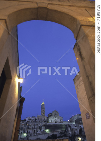 Cave dwelling arch and Duomo Cave dwelling arch and Duomo 7199719