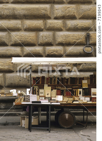 Move secondhand book shop 7199843