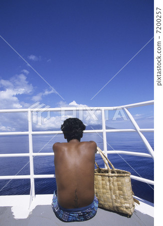 在船上的一個人的背上 在船上的一個人的背上 7200257