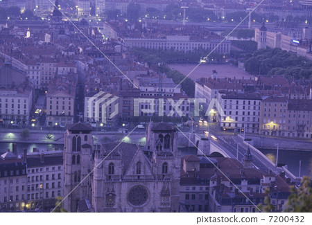 From Louvreire Platz to Lyon City 7200432