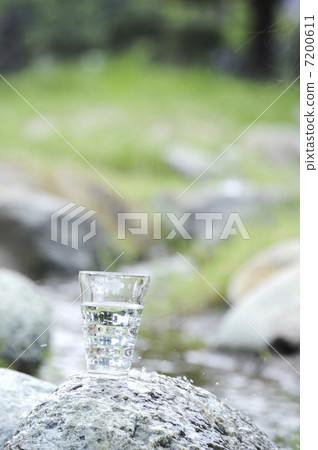 Clear flow and water 7200611