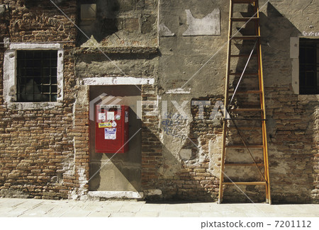 Old wall and ladder and post 7201112