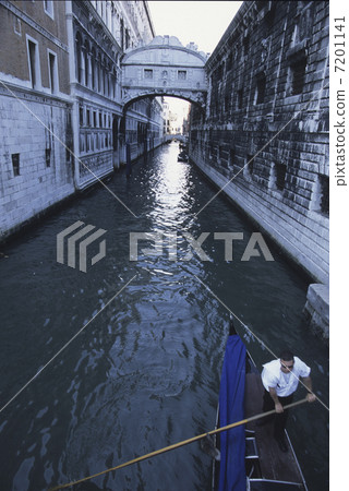 Gondola and Sigh Bridge Gondola and Sigh Bridge 7201141