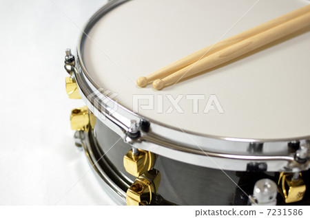軍鼓和棍子 7231586