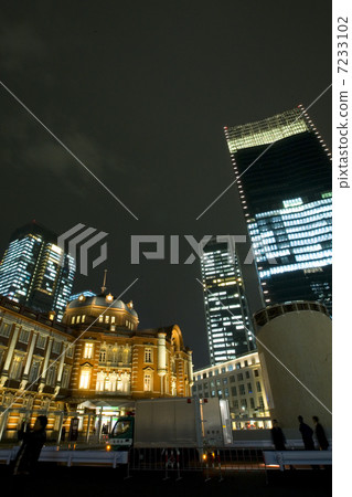 Night view of Tokyo station and building group 7233102