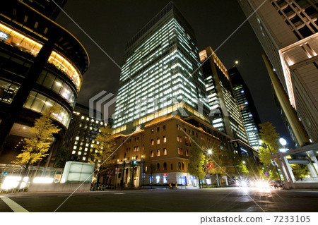 在丸之內周圍的建築群的夜景 7233105