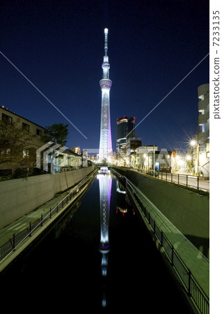 Sky tree reflecting on the river light up 7233135