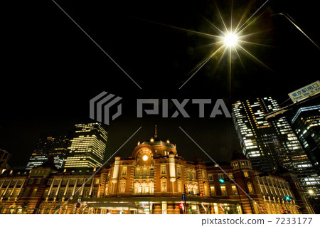 Night view of Tokyo station and building group 7233177