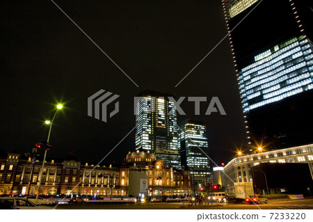 Night view of Tokyo station and building group 7233220