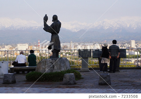 A couple looking at the Tateyama mountain range and an old couple 7233508