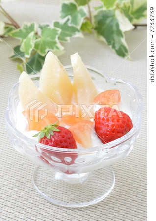 Fruit yogurt 7233739