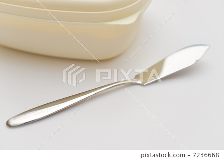 人造黃油容器和刀 7236668