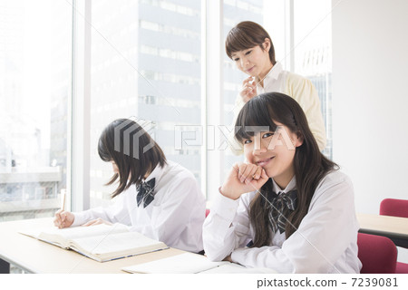 Learning cram school Smiley middle school student 7239081